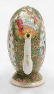 A Qing Dynasty Chinese Cantonese porcelain Cadogan teapot, decorated with reserves of figures in... - 2