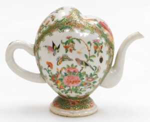 A Qing Dynasty Chinese Cantonese porcelain Cadogan teapot, decorated with reserves of figures in... - 3