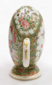 A Qing Dynasty Chinese Cantonese porcelain Cadogan teapot, decorated with reserves of figures in... - 4