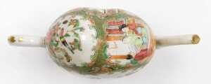 A Qing Dynasty Chinese Cantonese porcelain Cadogan teapot, decorated with reserves of figures in... - 5