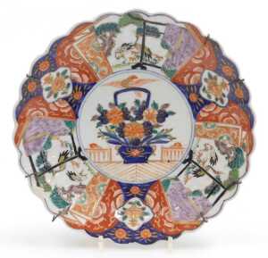 A pair of Meiji period Japanese Imari dishes, of fluted form, decorated with reserves of cranes... - 2