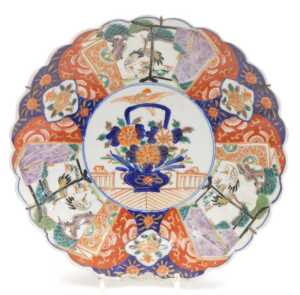 A pair of Meiji period Japanese Imari dishes, of fluted form, decorated with reserves of cranes... - 5