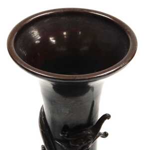 A pair of Japanese Meiji period bronze vases, of trumpet form, the neck entwined in relief with... - 9