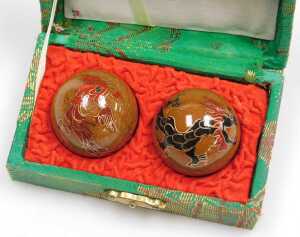 A Chinese cloisonne box and cover, decorated with a dragon on a black ground, a ginger jar and... - 6
