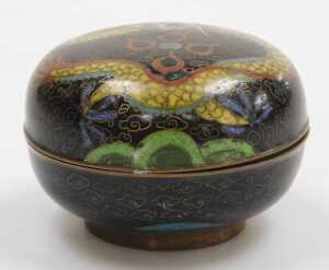 A Chinese cloisonne box and cover, decorated with a dragon on a black ground, a ginger jar and... - 7