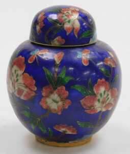 A Chinese cloisonne box and cover, decorated with a dragon on a black ground, a ginger jar and... - 11