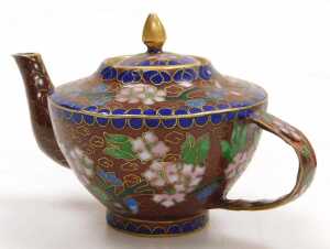 A Chinese cloisonne box and cover, decorated with a dragon on a black ground, a ginger jar and... - 15