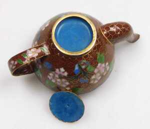 A Chinese cloisonne box and cover, decorated with a dragon on a black ground, a ginger jar and... - 17
