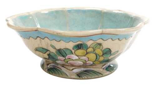A Qing dynasty late 19thC Tongzhi porcelain bowl, of fluted, octagonal form, decorated with...
