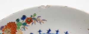 A late 18th/early 19thC Chinese blue and white export plate, with later clobbered decoration of... - 5