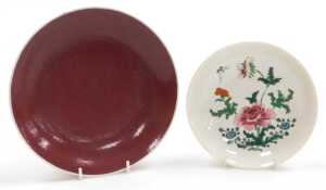 A late 18th/early 19thC Chinese blue and white export plate, with later clobbered decoration of... - 8