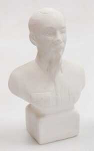 A Vietnamese plaster bust of Ho Chi Minh, a blue and white pottery cylindrical vase decorated... - 14