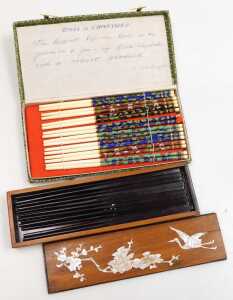 Four Chinese pottery opera masks, a set of cloisonne chopsticks, a table screen, paper fan, etc.... - 3