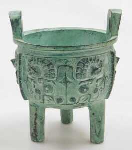A Chinese Archaic style patinated bronze censer, 13cm wide, together with a cinebar lacquer... - 2