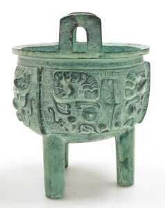 A Chinese Archaic style patinated bronze censer, 13cm wide, together with a cinebar lacquer... - 3