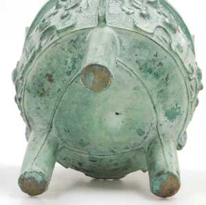 A Chinese Archaic style patinated bronze censer, 13cm wide, together with a cinebar lacquer... - 4