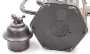 A Chinese Archaic style patinated bronze censer, 13cm wide, together with a cinebar lacquer... - 14