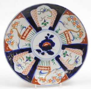 A Chinese Qing Dynasty blue, white and red porcelain dish, decorated with stylised birds on a... - 5