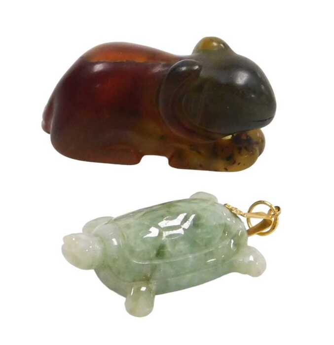 A Chinese jade pendant, modelled as a terrapin, 3cm high, together with an amber carving of a...