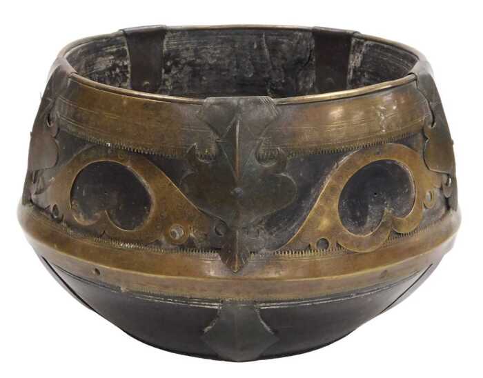 A 19thC Indian wooden and brass sherpai, or kunke, from the Bengal, the wooden shaped measuring...