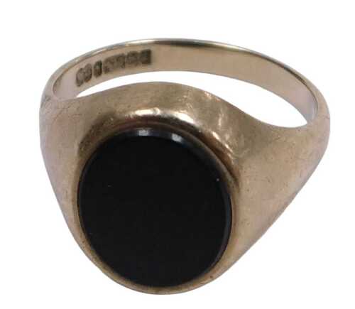 A 9ct gold and black onyx signet ring, with a plain oval table, size S, 5.3g.