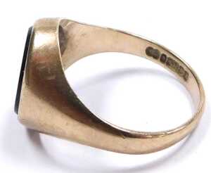 A 9ct gold and black onyx signet ring, with a plain oval table, size S, 5.3g. - 2
