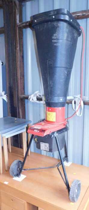 An MTD 220E electric garden shredder, 24C-721M678.