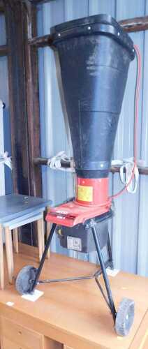 An MTD 220E electric garden shredder, 24C-721M678.