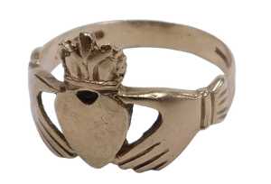 A 9ct gold Claddagh ring, size S&frac12;, 2.7g.