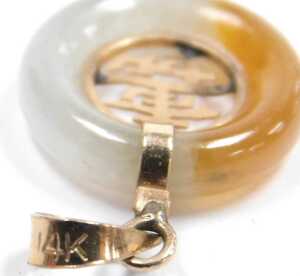 A 9ct gold and pearl two stone ring, set with black and white seed pearls, each in a claw... - 4