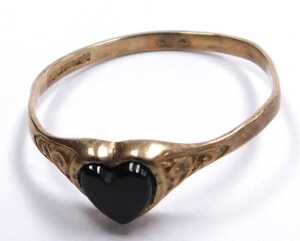 A 9ct gold and black onyx heart shaped lady's signed ring, size O, 0.8g, together with a string... - 4