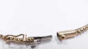 A 9ct three colour gold fringe bracelet, on a snap clasp, 5.3g. - 3