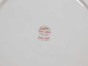 A Royal Albert porcelain Moss Rose pattern part dinner and tea service, including dinner,... - 3