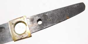 A 19thC Japanese red lacquer tanto, the tsuka with circular menuki inlaid with gilt floral... - 5