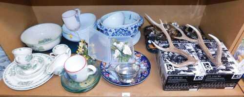 Ceramics and plated wares, to include a Poole pottery bowl decorated with grapes, a Masons part...
