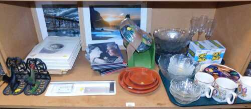 Ceramics and collectibles, to include Elizabeth II Silver Jubilee commemorative mugs, a group of...