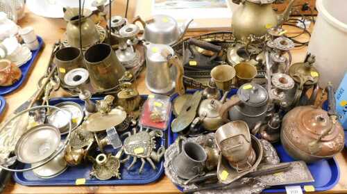 Metalwares, to include a decorative brass ashtray featuring a cat licking a tray, a brass tray...