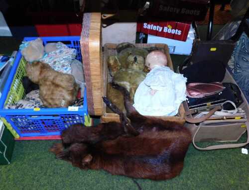 Stuffed toys and lady's handbags, to include various plush bears, an Asian themed embroidered...