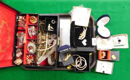 Costume jewellery, to include a silver heart shaped locket, stone set brooches, diamonte choker...