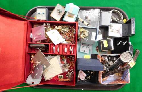Costume jewellery, to include a silver ring with possible garnet and set stones, cameo brooches,...