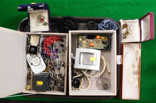 Costume jewellery, to include a silver necklace and pendant, set with a black stone, an Asian...