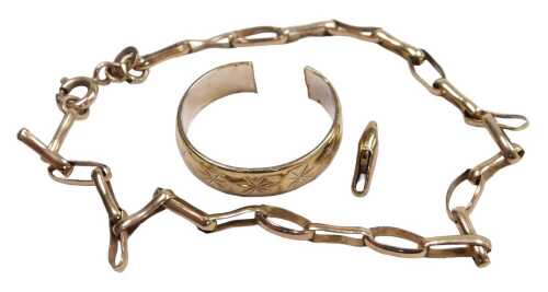 A 9ct gold oval link bracelet, on a bolt ring clasp, a 9ct gold wedding band, cut, and a lobster...