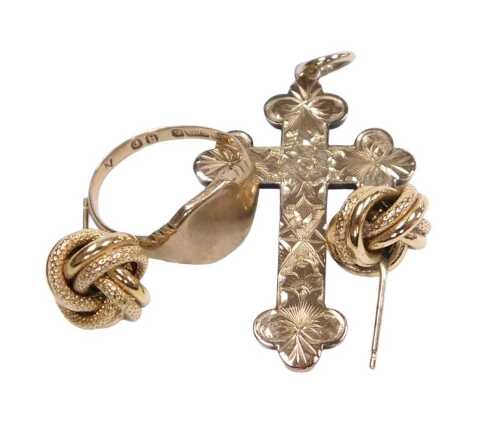 A pendant cross, floral and foliate engraved, in rose metal, stamped 9ct, together with a...