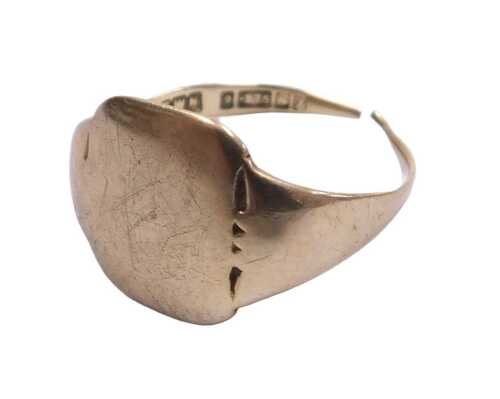 A 9ct gold signet ring, cut, 2.6g.