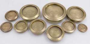 An early 20thC oak and brass set of postal scales, with ivorine plaque for Inland Letter Rates,... - 3