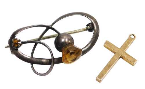 A 9ct gold pendant cross, 1.4g, together with a silver thistle scroll brooch, Chester 1914. (2)