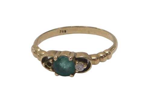 An emerald and diamond three stone ring, one diamond lacking, set in yellow metal, stamped 750,...