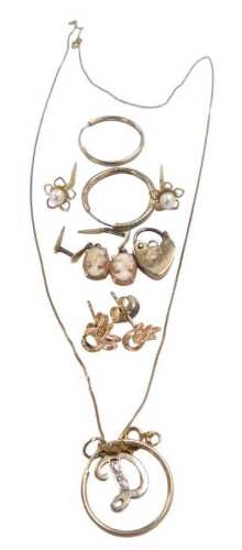 Assorted 9ct gold jewellery, including hoop earrings, a heart shaped padlock, diamond set letter...