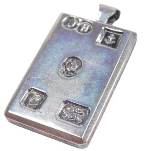 A Queen Elizabeth II Silver Jubilee silver &frac12;oz ingot pendant, Birmingham 1977.