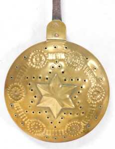 A 19thC pierced brass warming pan, with a turned wooden handle, 111cm long, and a smaller... - 3